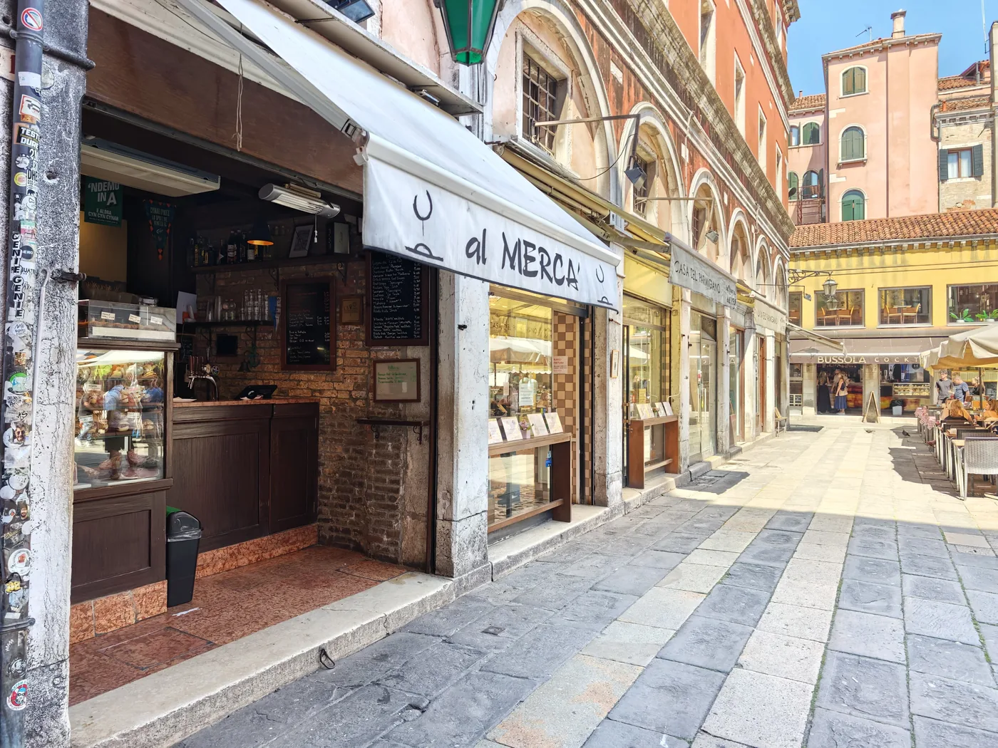 Al Mercà under the Rialto arcades, among the market lanes of Venice